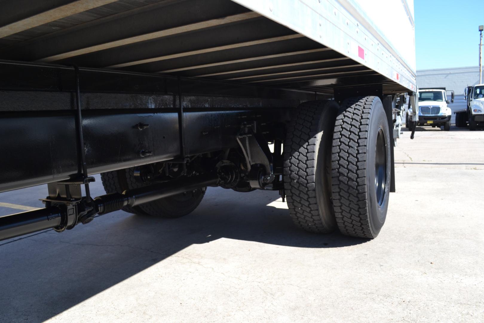 2018 WHITE /GRAY INTERNATIONAL 4300 with an CUMMINS ISB 6.7L 240HP engine, EATON FULLER PROCISION AUTOMATIC transmission, located at 9172 North Fwy, Houston, TX, 77037, (713) 910-6868, 29.887470, -95.411903 - Photo#8